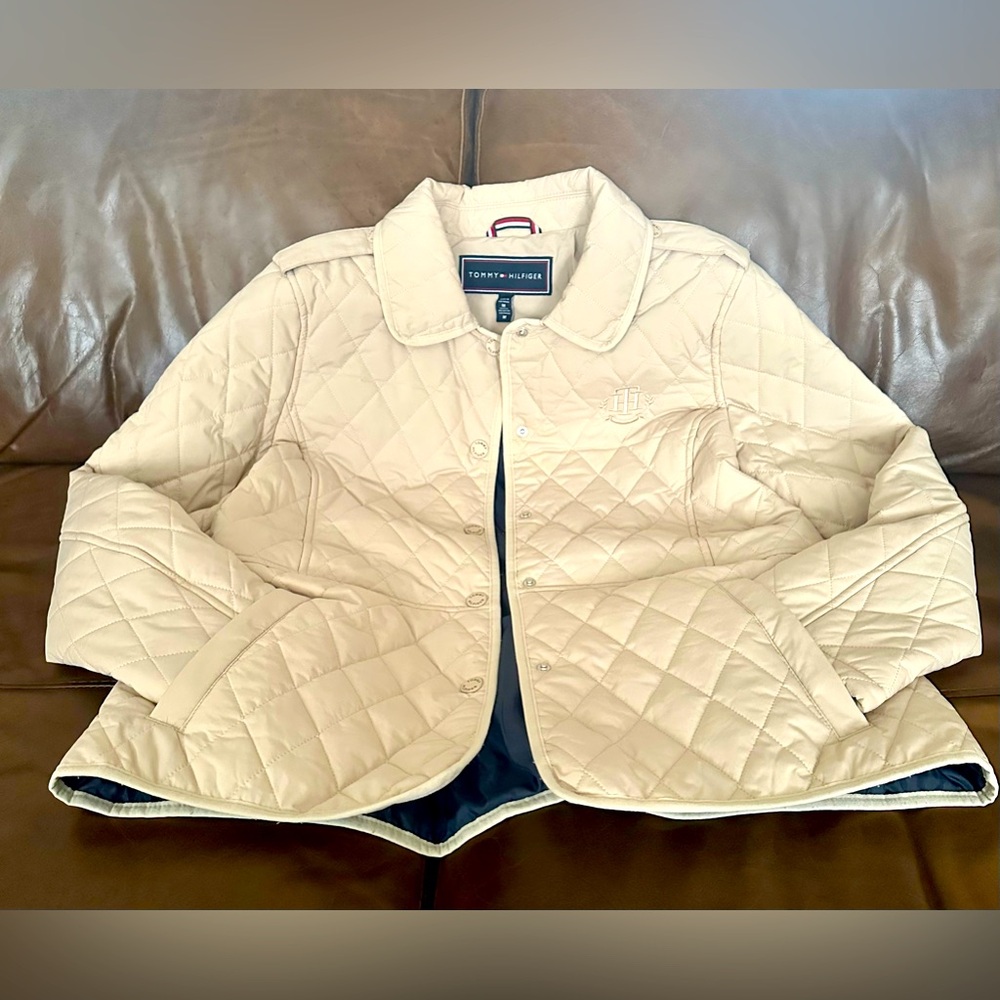 TOMMY HILFIGER. Women’s quilted jacket. Great condition. No holes. Snaps intact.